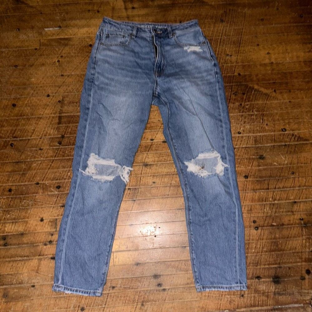 American Eagle distressed normcore 6 relaxed Mom jeans